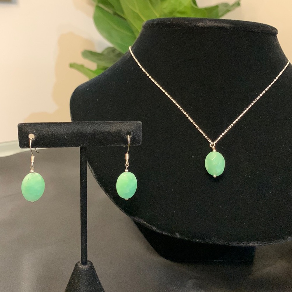 Silver necklace with Chrysoprase with earrings, 18” chain stamped Thailand, 925